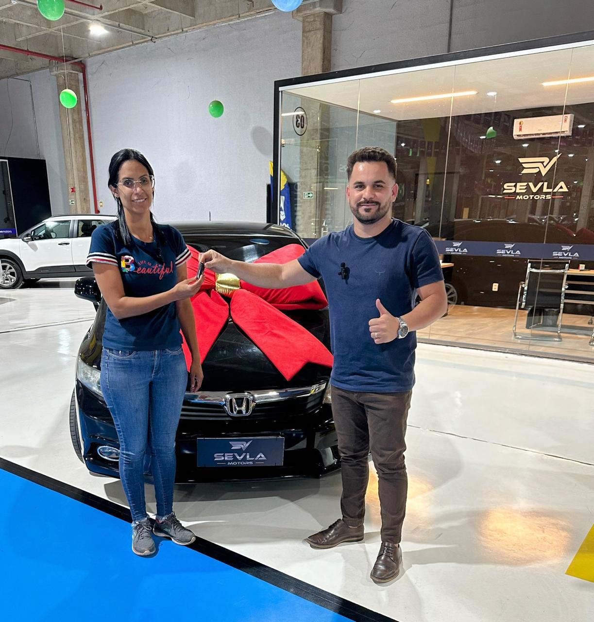 Cliente 2 feliz com seu carro