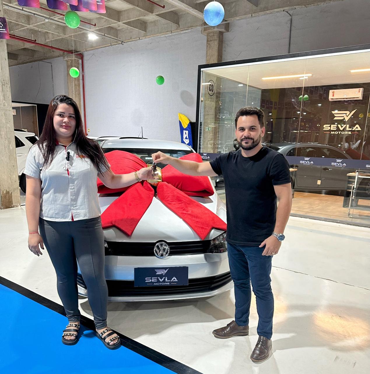 Cliente 1 feliz com seu carro