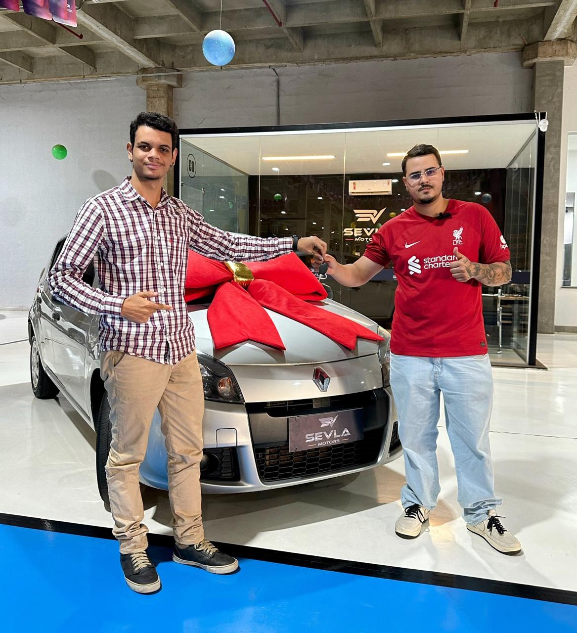Cliente 4 feliz com seu carro